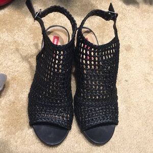Mesh wedge sling backs